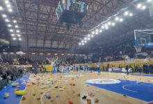 Photo of (Видео) Го преплавија теренот со мечиња: Спорт и солидарност во салата во Куманово