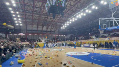 Photo of (Видео) Го преплавија теренот со мечиња: Спорт и солидарност во салата во Куманово