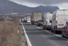 Photo of (ВИДЕО) Плетвар затворен поради протест, поставени гуми и возила