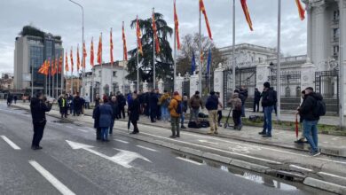 Photo of ССМ ја почна блокадата. Мицкоски сепак си влезе во зградата на главната врата