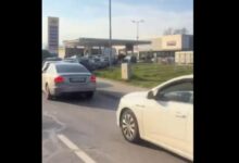 Photo of (ВИДЕО) Гужви на бензинските: Се чека Владата да го намали ДДВ-то додека земјите во регионот веќе ги замрзнаа цените
