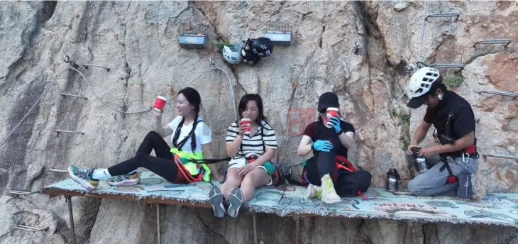 Photo of ВИДЕО: Кафуле сместено на карпа ги освои симпатиите на туристите ширум светот