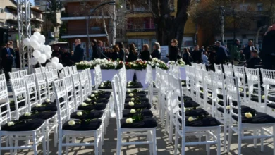 Photo of Симболична инсталација „63 бели столчиња – 63 животи“, визуелен споменик на недовршените соништа на загинатите во пожарот во Кочани (ФОТО)