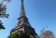 Photo of На Ајфеловата кула поставен висечки мост на височина од 60 метри за посетителите