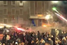 Photo of Протест на опозицијата во Тирана, учесниците фрлаа молотови коктели врз зградата на владата и други државни институции