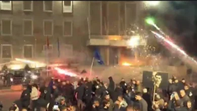Photo of Протест на опозицијата во Тирана, учесниците фрлаа молотови коктели врз зградата на владата и други државни институции