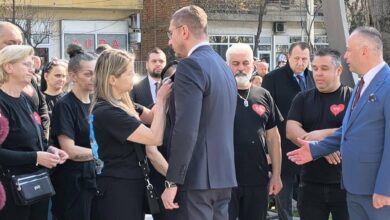 Photo of Мајка на една од жртвите во Кочани му стави на Мицкоски беџ со скршено срце и датумот 16.03.2025