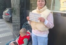 Photo of Украинка со детето моли за помош пред маркет во центарот на Скопје