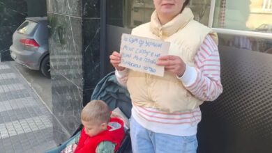 Photo of Украинка со детето моли за помош пред маркет во центарот на Скопје