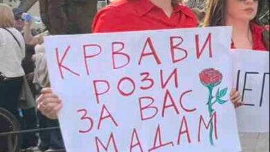 Photo of ГАЛЕРИЈА: Крвави рози за Вас, Мадам”… Најмоќните пораки на денешниот 8-мо мартовски марш