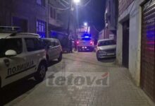 Photo of (ФОТОГРАФИИ ОД МЕСТОТО) Девојка вечерва паднала од зграда во Тетово