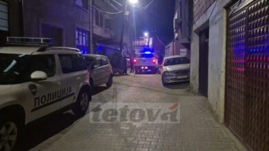 Photo of (ФОТОГРАФИИ ОД МЕСТОТО) Девојка вечерва паднала од зграда во Тетово