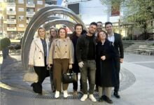 Photo of Гитаристот на ДНК се сретна со персоналот од болницата „Папаниколау“ во Солун што го лекуваше по трагедијата во Кочани: Бескрајно им благодарам