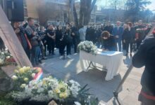 Photo of ГАЛЕРИЈА: Граѓани и политичари се потпишуваат во книгата на жалост на плоштадот во Кочани