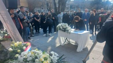 Photo of ГАЛЕРИЈА: Граѓани и политичари се потпишуваат во книгата на жалост на плоштадот во Кочани