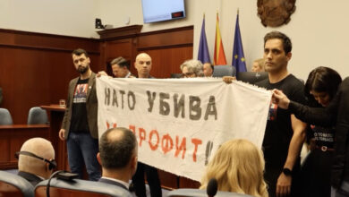 Photo of Пратениците на Левица излегоа со транспарент „НАТО убива за профит“ додека генералниот секретар Марк Руте говореше во Собранието
