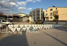 Photo of Пред “Пулс” се поставени 63 срциња со имињата на жртвите, под нив цвеќиња во знак на почит и сеќавање