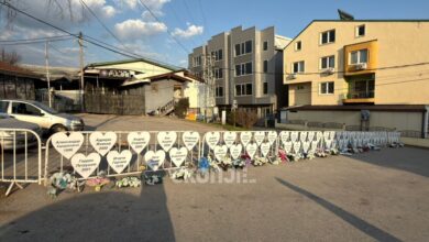 Photo of Пред “Пулс” се поставени 63 срциња со имињата на жртвите, под нив цвеќиња во знак на почит и сеќавање