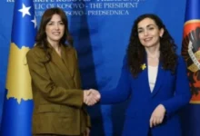 Photo of Вјоса Османи и ги предаде претседателските овластувања на претседателката на Парламентот на Косово, Албулена Хаџиу