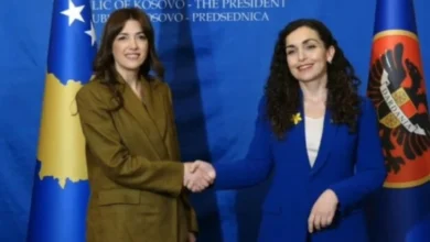 Photo of Вјоса Османи и ги предаде претседателските овластувања на претседателката на Парламентот на Косово, Албулена Хаџиу