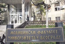 Photo of Студенти на Медицинскиот факултет на Универзитетот во Белград почнаа со блокада на деканатот