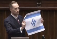 Photo of Член на полскиот парламент го покажа знамето на Израел со кукаст крст