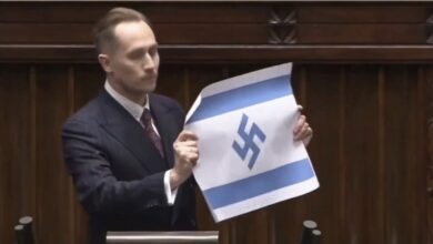 Photo of Член на полскиот парламент го покажа знамето на Израел со кукаст крст
