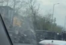 Photo of (Видео) Ауди, мазда и камион се судрија, има повредени: тешка сообраќајка во Скопје, едно возило превртено