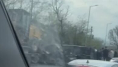 Photo of (Видео) Ауди, мазда и камион се судрија, има повредени: тешка сообраќајка во Скопје, едно возило превртено