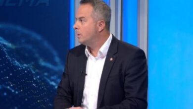 Photo of Герасимовски: Kога ги носам децата на училиште, прескокнуваме преку ѓубре за да стигнеме до училишниот двор