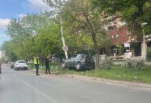 Photo of (Фото) Со автомобил удрил во бандера и во дрво – тројца повредени во сообраќајка во Аеродром