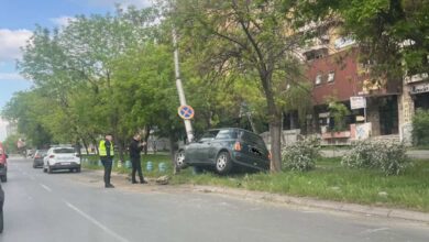 Photo of (Фото) Со автомобил удрил во бандера и во дрво – тројца повредени во сообраќајка во Аеродром