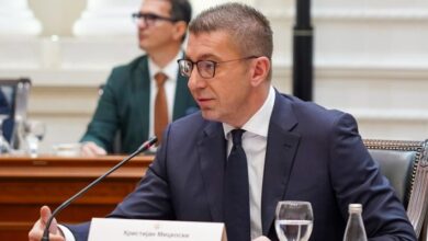 Photo of Мицкоски ги испрати пратениците од СДСМ на лекарски прегледи тие му вратија дека е примитивен безобразен уличар