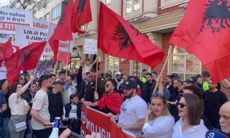 Photo of ВО ЖИВО: Студенти протестираат за полагање правосуден на албански, дел скандираат „УЧК УЧК“