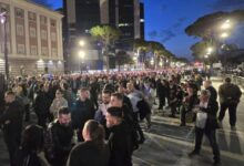 Photo of Протести пред зградата на Владата во Тирана, демонстрантите фрлаа молотови коктели