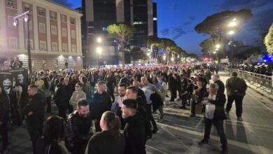 Photo of Протести пред зградата на Владата во Тирана, демонстрантите фрлаа молотови коктели