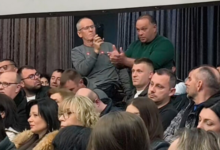 Photo of (Видео) Тензии и караница на трибина на министерот Трипуновски и земјоделците: „Кажи дека нема пари, нема душата да ти ја земеме