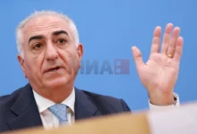 Photo of Синот на поранешниот шах: Европа стои настрана додека Иранците го губат животот