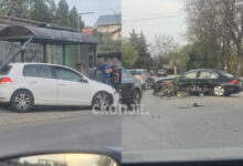 Photo of (Фото) Тешка сообраќајка во Ченто: БМВ целосно уништено по судир со „голф“ кој заврши во автобуска постојка