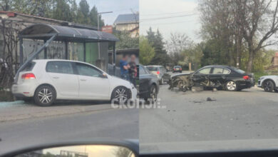 Photo of (Фото) Тешка сообраќајка во Ченто: БМВ целосно уништено по судир со „голф“ кој заврши во автобуска постојка