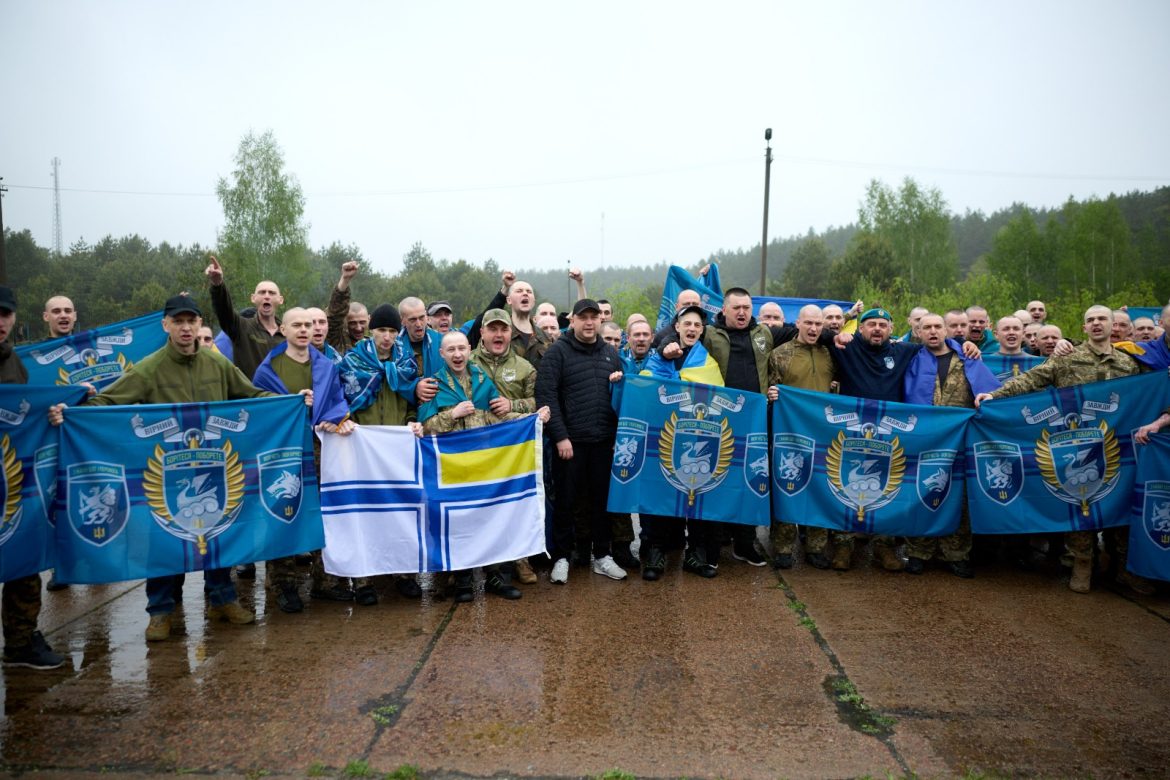 Зеленски: Дома се 205 Украинци – меѓу ослободените има војници, наредници и офицери