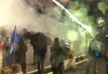 Photo of Вo Тирана се одржа осмиот антивладин протест, не изостанаа судири со полицијата,  молотови коктели, водени топови