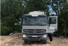 Photo of Видео) Градоначалникот на Аеродром „жив го фати“ како истура шут на дива депонија – возачот на камионот му го дава телефонот да се слушне со газдата и бега