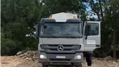 Photo of Видео) Градоначалникот на Аеродром „жив го фати“ како истура шут на дива депонија – возачот на камионот му го дава телефонот да се слушне со газдата и бега