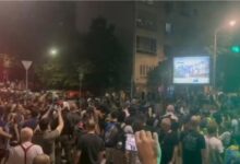Photo of Протест пред зградата на РТС во Белград за објективно известување за инцидентот во кој повозрасен маж е удрен од автомобил