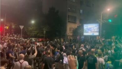 Photo of Протест пред зградата на РТС во Белград за објективно известување за инцидентот во кој повозрасен маж е удрен од автомобил