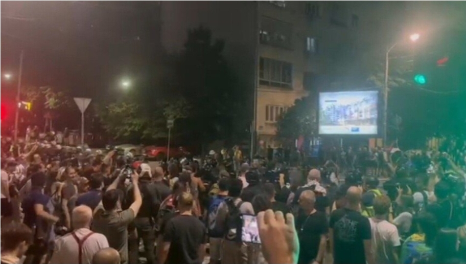 Видео: Протест пред зградата на РТС во Белград за објективно известување за инцидентот во кој повозрасен маж е удрен од автомобил