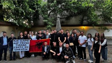 Photo of Албански студенти од Тирана патуваа во Република Македонија за да го поддржат вчерашниот протест во Скопје