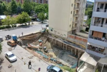 Photo of Видео: Свлечиште настанало во Центар при ископ на дупка за изградба на зграда, багерот бил затрупан, багеристот успеал навреме да излезе