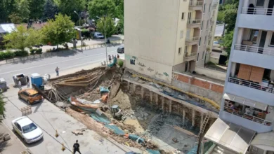 Photo of Видео: Свлечиште настанало во Центар при ископ на дупка за изградба на зграда, багерот бил затрупан, багеристот успеал навреме да излезе